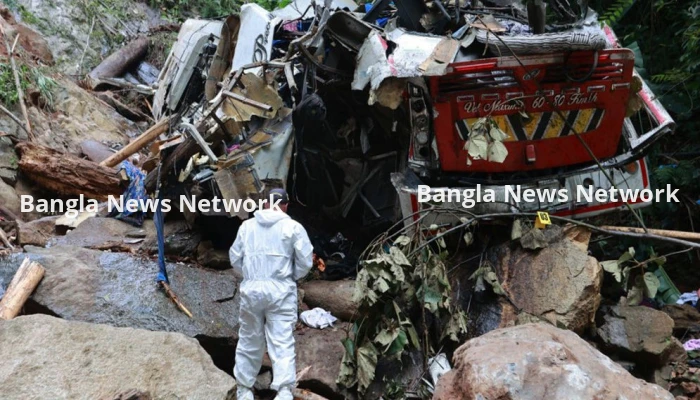 কলম্বিয়ায় ৮০ মিটার গভীর খাদে শিক্ষার্থীদের বহনকারী বাস, নিহত ১৭