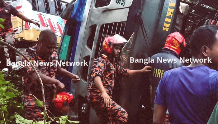 কালীগঞ্জে যাত্রীবাহী বাস খাদে পড়ে আহত ২০