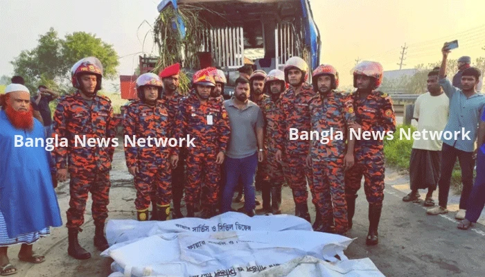 ঢাকা-মাওয়া এক্সপ্রেসওয়েতে বাস খাদে পড়ে নিহত ৩, আহত ১৬