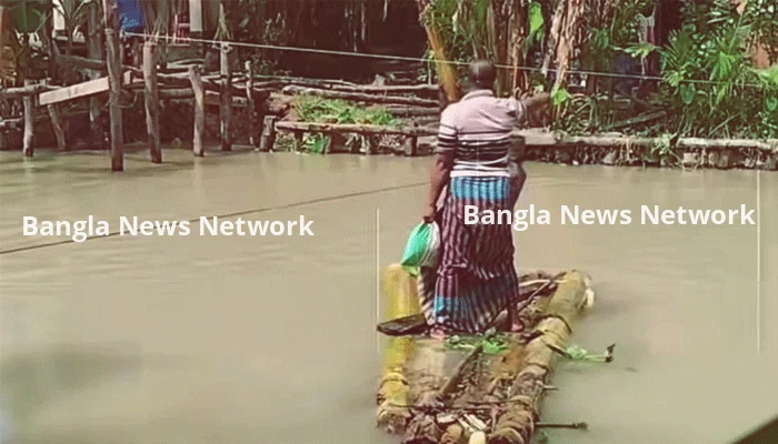 সাঁকো ভেঙে দুর্ভোগে ৩২ পরিবার, কলাগাছের ভেলাই এখন একমাত্র ভরসা