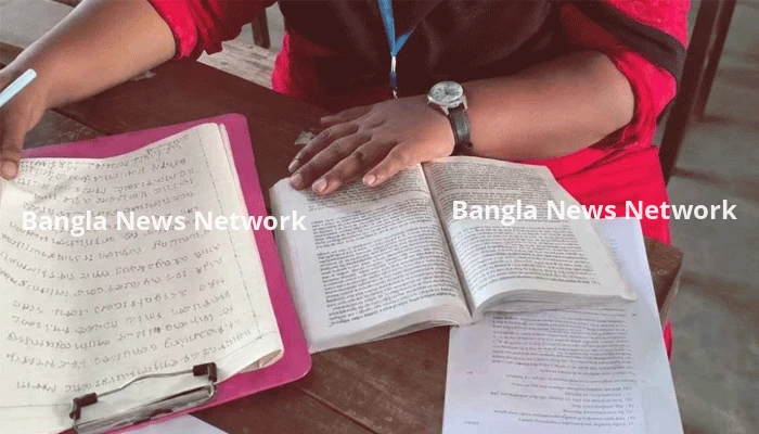বই দেখে পরীক্ষা দেওয়ায় ৪ পরীক্ষার্থী বহিষ্কার, দুই শিক্ষককে অব্যাহতি