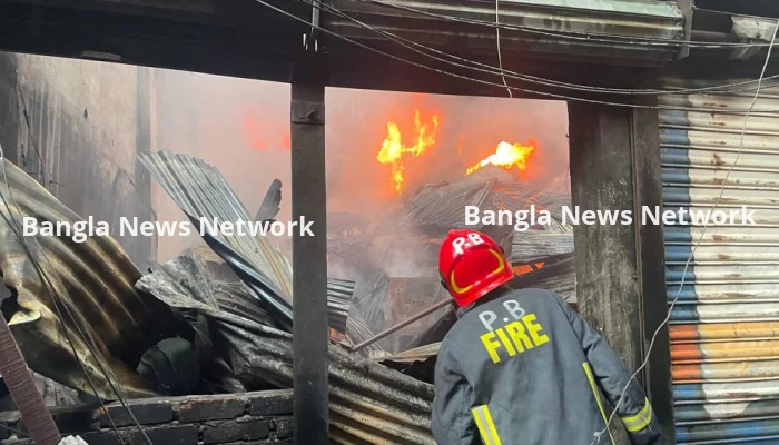 রাজধানীর লালবাগে প্লাস্টিক গোডাউনে আগুন
