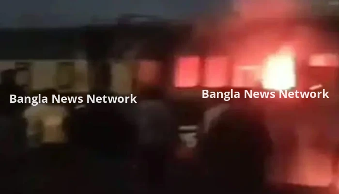 রাজধানীর তেজগাঁওয়ে ট্রেনের পরিত্যক্ত বগিতে আগুন
