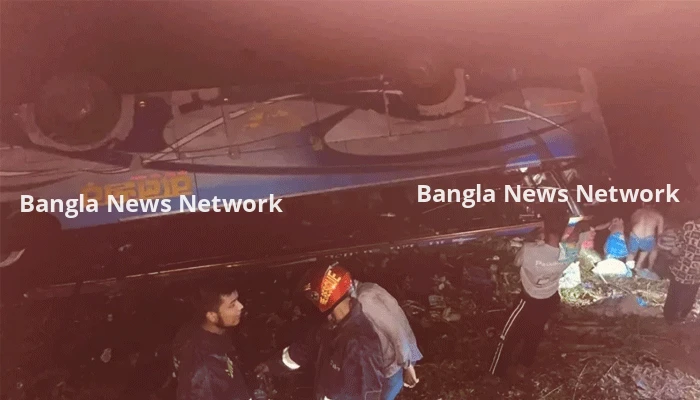 মধ্যরাতে নিয়ন্ত্রণ হারিয়ে যাত্রীবাহী বাস পড়ল জলাশয়ে, নিহত ১