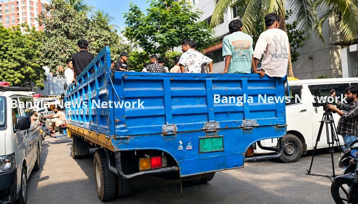 দুই দিনের ধর্মঘটের পর হঠাৎ সিদ্ধান্ত, কী ঘটল ঢাকা মেডিকেলে?