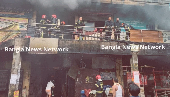 রাজধানীর বিজয় সরণির মার্কেটে ভয়াবহ আগুন, নিয়ন্ত্রণে ১০ ইউনিট