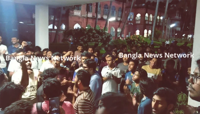 শিক্ষার্থীকে আটকে রেখে ভয়ভীতি দেখানোর অভিযোগ প্রাধ্যক্ষের বিরুদ্ধে, বিক্ষোভ