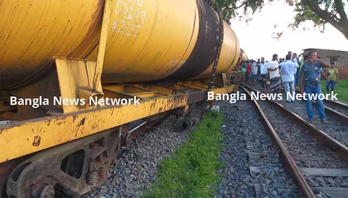 ১৩ ঘণ্টা পর রাজশাহী-চাঁপাইনবাবগঞ্জ রুটে ট্রেন চলাচল শুরু
