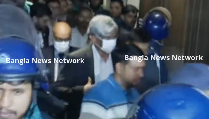 ৬ ঘণ্টা অবরুদ্ধ থাকার পর পুলিশের সহায়তায় বের হলেন অর্থ উপদেষ্টা