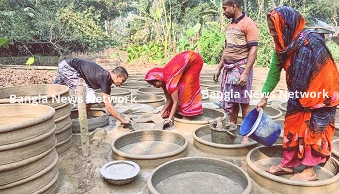 মৃৎশিল্প হারালেও পোড়ামাটির চাকিতে বেঁচে আছে পাল পরিবার
