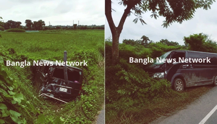 খাদে পড়া মাইক্রোবাসের ভিডিও করতে গিয়ে আরেক মাইক্রোবাস খাদে