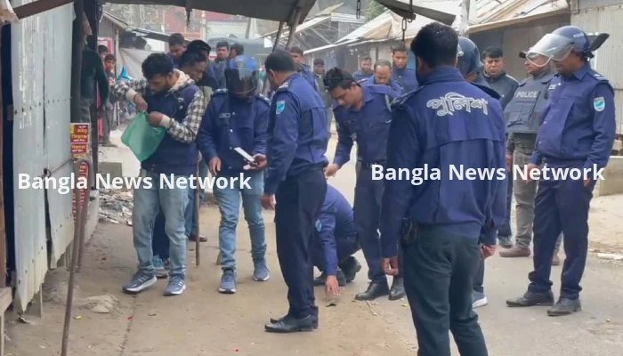 গ্রেফতার আ. লীগ ও পলাতক স্বেচ্ছাসেবক লীগ নেতার সমর্থকদের মধ্যে সংঘর্ষ, ককটেল বিস্ফোরণ