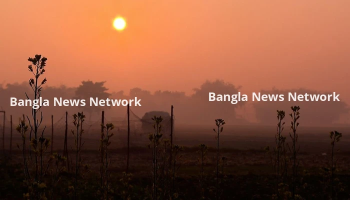 রাত নামলেই কুয়াশার চাদরে ঢেকে যাচ্ছে প্রকৃতি, জানান দিচ্ছে শীতের আগমন