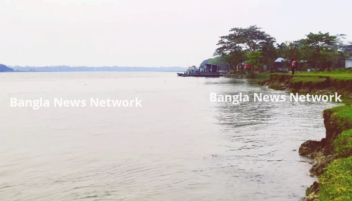 বর্ষার শুরুতেই নদীভাঙন, হুমকিতে শতবর্ষী বাজার