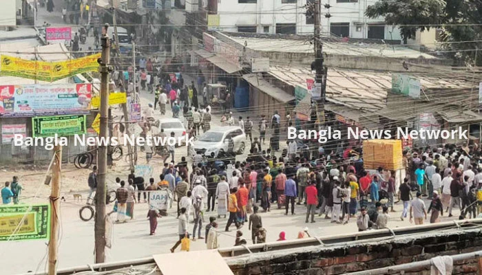 সড়ক অবরোধ করে মোহাম্মদপুরে অটোরিকশা চালকদের বিক্ষোভ