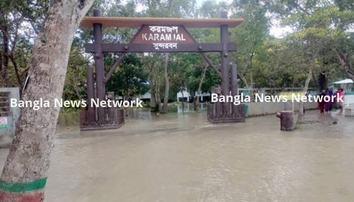 জোয়ারে তলিয়ে গেছে সুন্দরবনের করমজল পর্যটনকেন্দ্র