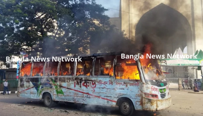 বায়তুল মোকাররমের দক্ষিণ গেইটের সামনে বাসে আগুন