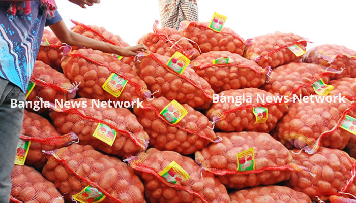 দেশে এসেছে ২৭০০ টন ভারতীয় আলু, কমবে দাম
