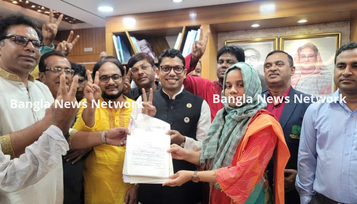 বাই-সাইকেলে চড়ে মনোনয়নপত্র জমা দিলেন পলক