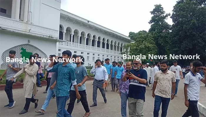 প্রধান বিচারপতির পদত্যাগের দাবিতে সুপ্রিম কোর্টে শিক্ষার্থীদের বিক্ষোভ