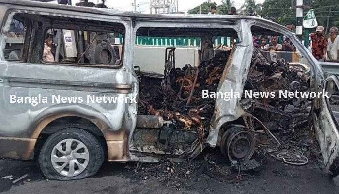 অ্যাম্বুলেন্স নিয়ন্ত্রণ হারিয়ে ৫ জন নিহত