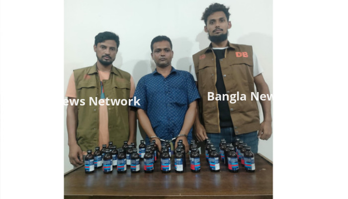 সাভারে ডিবির অভিযানে ফেনসিডিলসহ আটক ১