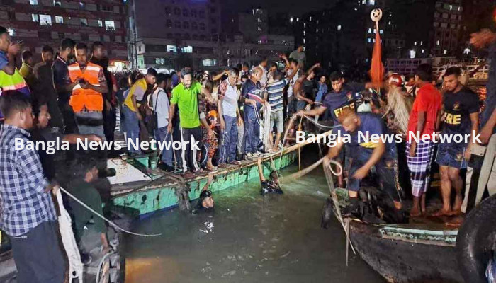 বুড়িগঙ্গা নদীতে ডুবে যাওয়া ওয়াটার বাস উদ্ধার
