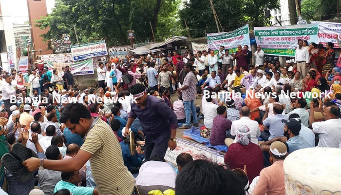 টানা অষ্টম দিনের মতো আন্দোলনে বেসরকারি শিক্ষকরা