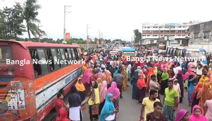 গাজীপুরে মহাসড়ক অবরোধ করে পোশাক শ্রমিকদের বিক্ষোভ