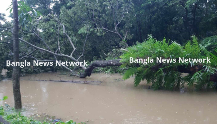 অতিবৃষ্টিতে কর্ণফুলীতে নিম্নাঞ্চল প্লাবিত, বিদ্যুতের খুঁটি ভেঙ্গে বিদ্যুৎ বিচ্ছিন্ন