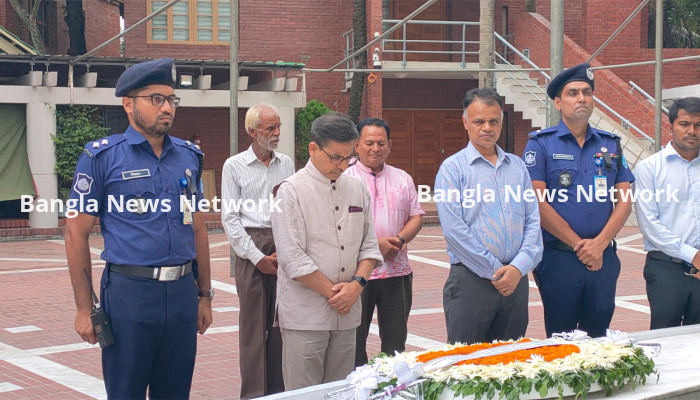জাতির পিতার সমাধিতে ভারতীয় হাইকমিশনারের শ্রদ্ধা