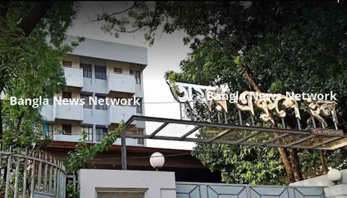 ঢাবির হলের পাশ থেকে জমজ নবজাতকের লাশ উদ্ধার