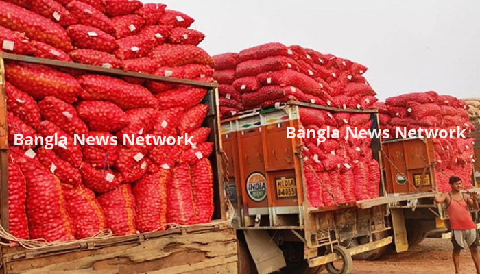 হিলিতে ৫৮ টাকায় বিক্রি হচ্ছে প্রতি কেজি পেঁয়াজ