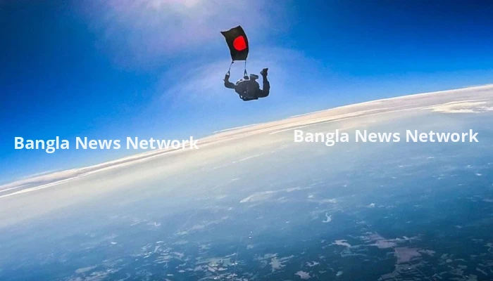 বিজয় দিবসে সর্বাধিক পতাকা হাতে প্যারাস্যুটিং, বিশ্বরেকর্ড গড়ার প্রত্যয় বাংলাদেশের