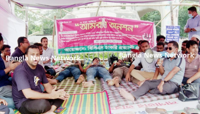 নিয়োগ বাণিজ্য ও সিন্ডিকেট রুখতে আমরণ অনশনে বিসিএস নন-ক্যাডার চাকরিপ্রত্যাশীরা