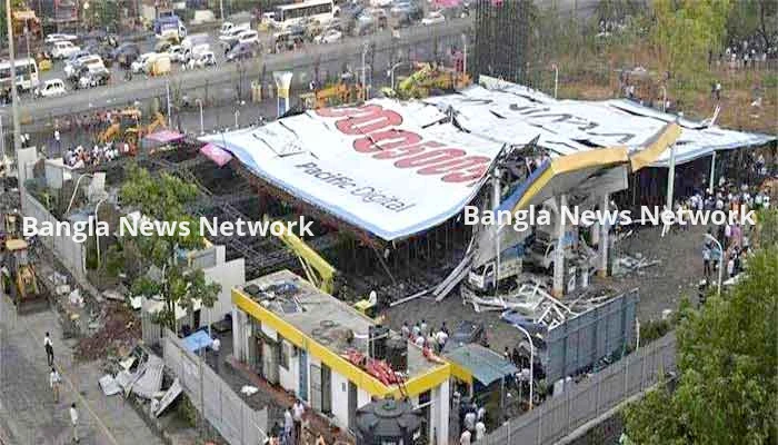 বিলবোর্ড ভেঙ্গে ১৭ জন নিহত