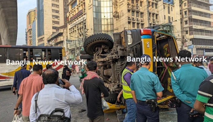 পল্টনে বাস-ট্রাক মুখোমুখি সংঘর্ষ, নিহত ১