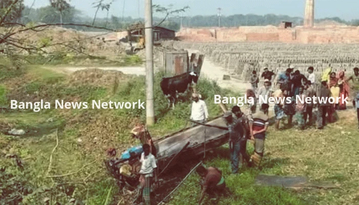 গরুবোঝাই ইঞ্জিনভ্যান খাদে পড়ে চালক নিহত, আহত ৩
