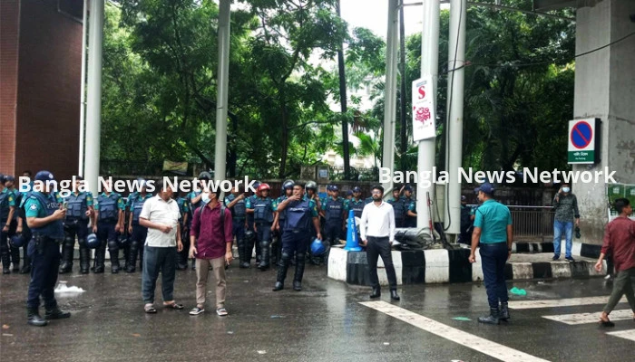 কোটা আন্দোলনে বাধা দিতে ক্যাম্পাসে ছাত্রলীগ, শাহবাগে পুলিশ