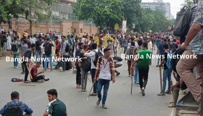 নতুনবাজারে শিক্ষার্থীদের সঙ্গে ছাত্রলীগের ধাওয়া-পাল্টা ধাওয়া
