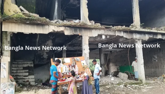 আওয়ামী লীগ অফিসের ধ্বংসস্তুপে কসমেটিকসের দোকান