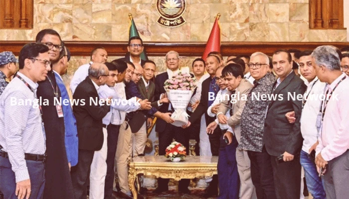 রাষ্ট্রপতির সঙ্গে ঢাকা কলেজ অ্যালামনাইয়ের সৌজন্য সাক্ষাৎ