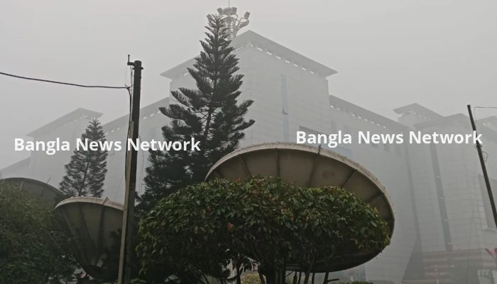 ঘন কুয়াশার চাদরে ঢাকা, থাকতে পারে দুপুর পর্যন্ত