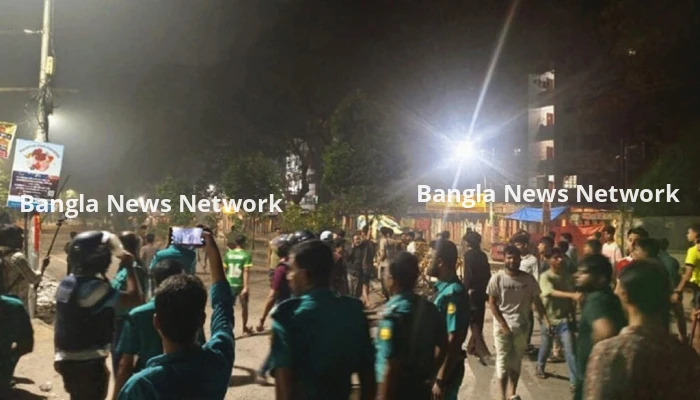 ফুটপাতে দোকান বসানোকে কেন্দ্র করে ঢাবি-ঢাকা কলেজ শিক্ষার্থীদের সংঘর্ষ