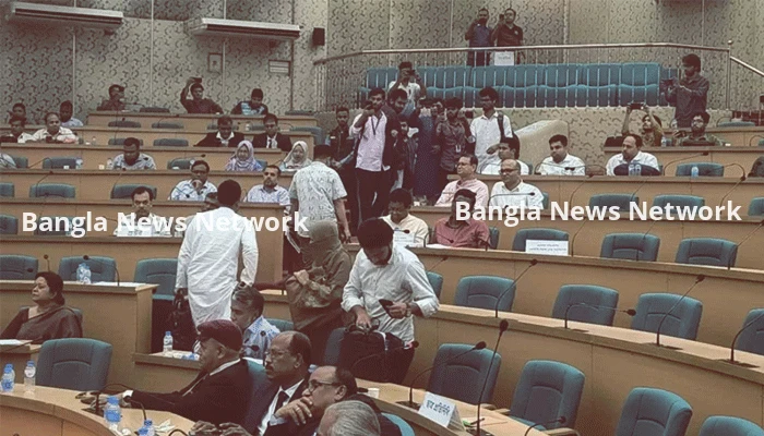 শেখ পরিবারের নামে ৫ স্থাপনার নাম পরিবর্তন না হওয়ায় সিনেট থেকে ওয়াকআউট ডাকসু নেতাদের