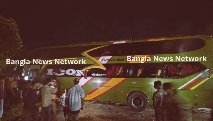 কক্সবাজার থেকে ঢাকাগামী বাসে আগুন, জানালার কাচ ভেঙে ৩০ যাত্রী উদ্ধার