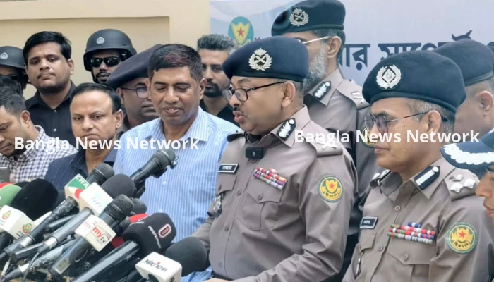 পুলিশ অফিসারদের মনোবল ভাঙার চেষ্টা করবেন না : ডিএমপি কমিশনার