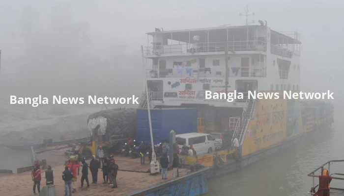 ঘন কুয়াশায় দৌলতদিয়া-পাটুরিয়া রুটে ফেরি চলাচল বন্ধ