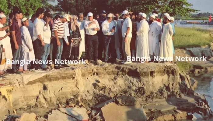 এশার নামাজ পড়ে ফজরে এসে মুসল্লিরা দেখেন মসজিদ বিলীন পদ্মায়