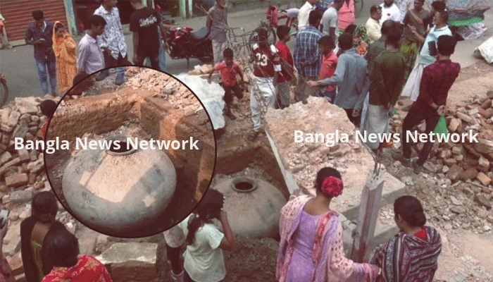গুপ্তধনের গুঞ্জনে চাঞ্চল্য, মাটির নিচে মিললো বিশালাকার মটকা